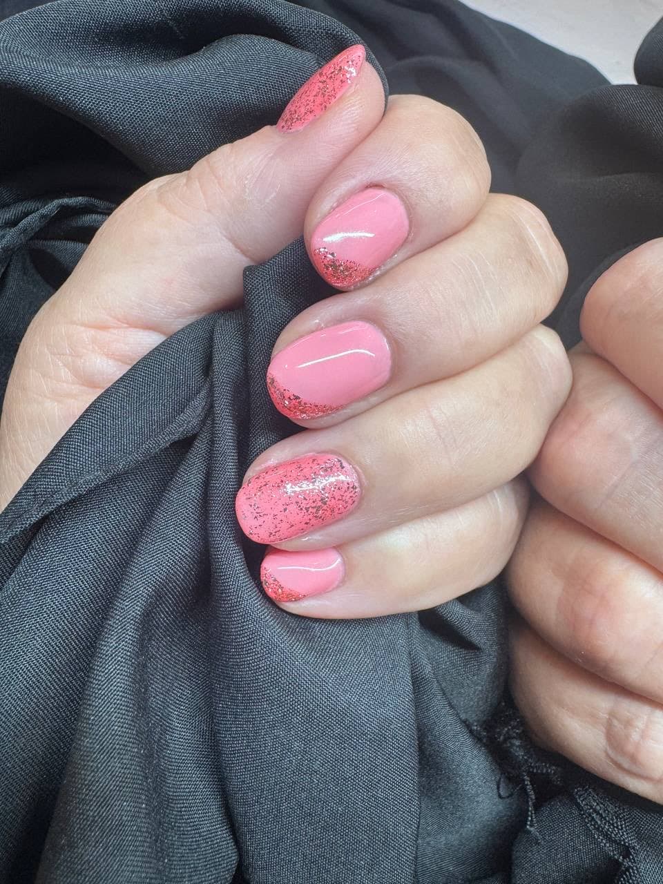 Manicure rosa corallo con glitter