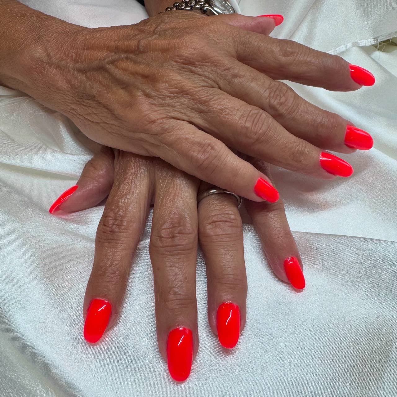 Semipermanente rosso corallo su mani curate