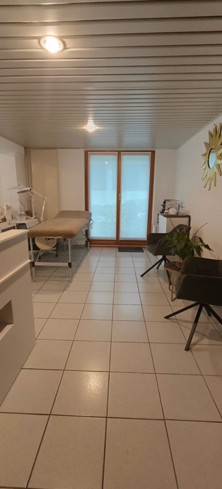 Postazione di lavoro luminosa e ordinata