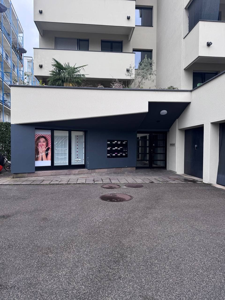 L'ingresso di Lya Nails Studio a Massagno, con parcheggio privato davanti